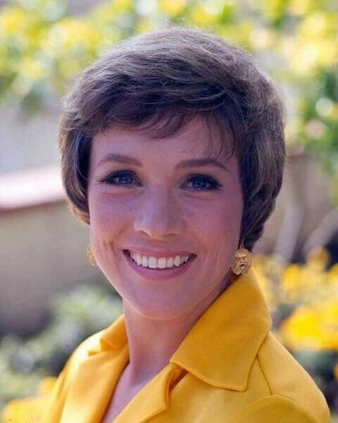Портрет на улыбающейся Джули Андрюс 1960-те години в жълта риза, смотрящей в страна, снимка 8x10